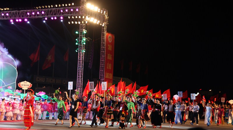 Khai mạc lễ hội Làng Sen 2015