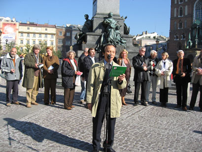 Người nối đôi bờ thi ca