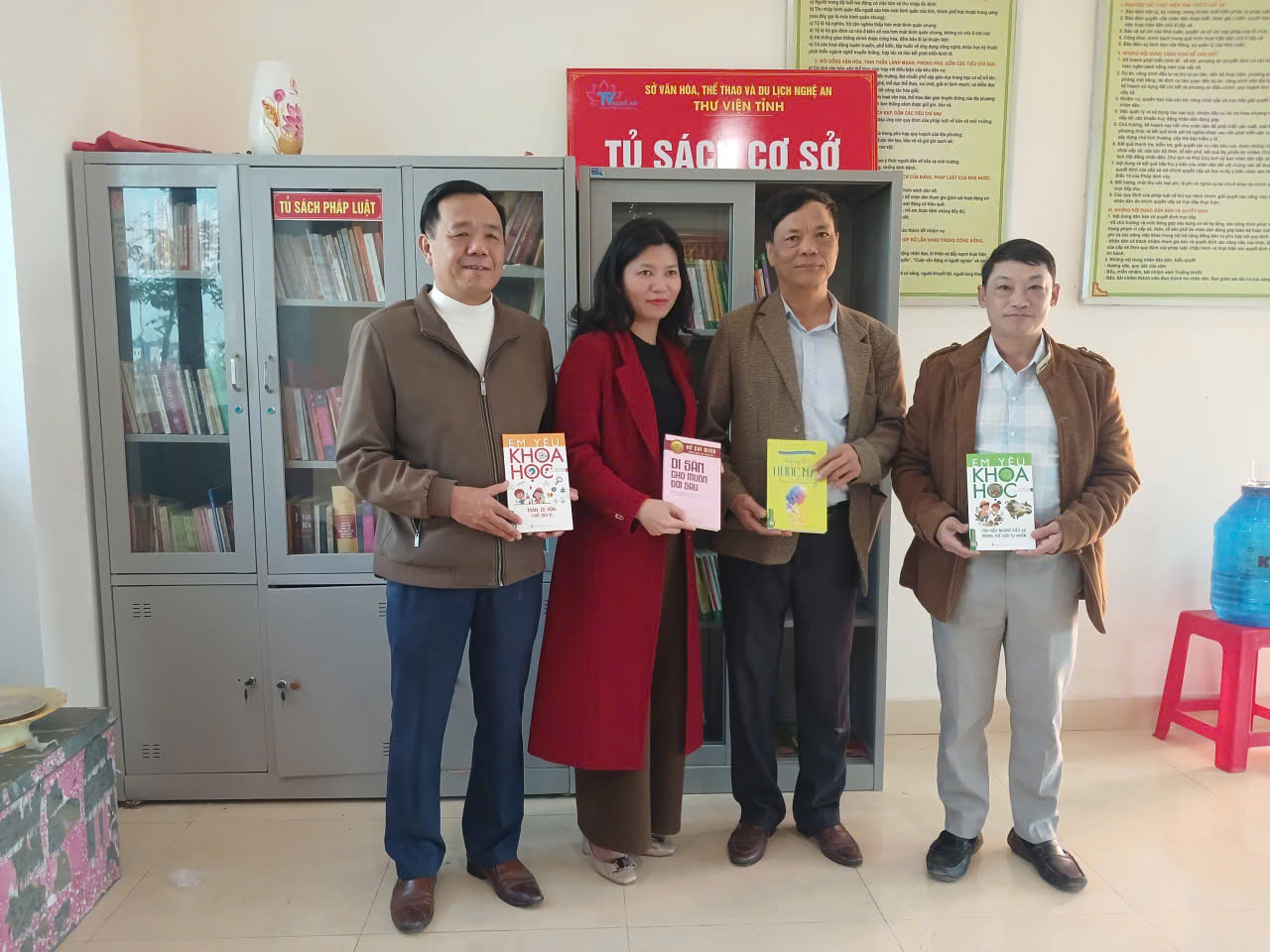 Thư viện tỉnh Nghệ An bàn giao tủ sách cơ sở thuộc Chương trình mục tiêu quốc gia xây dựng nông thôn mới