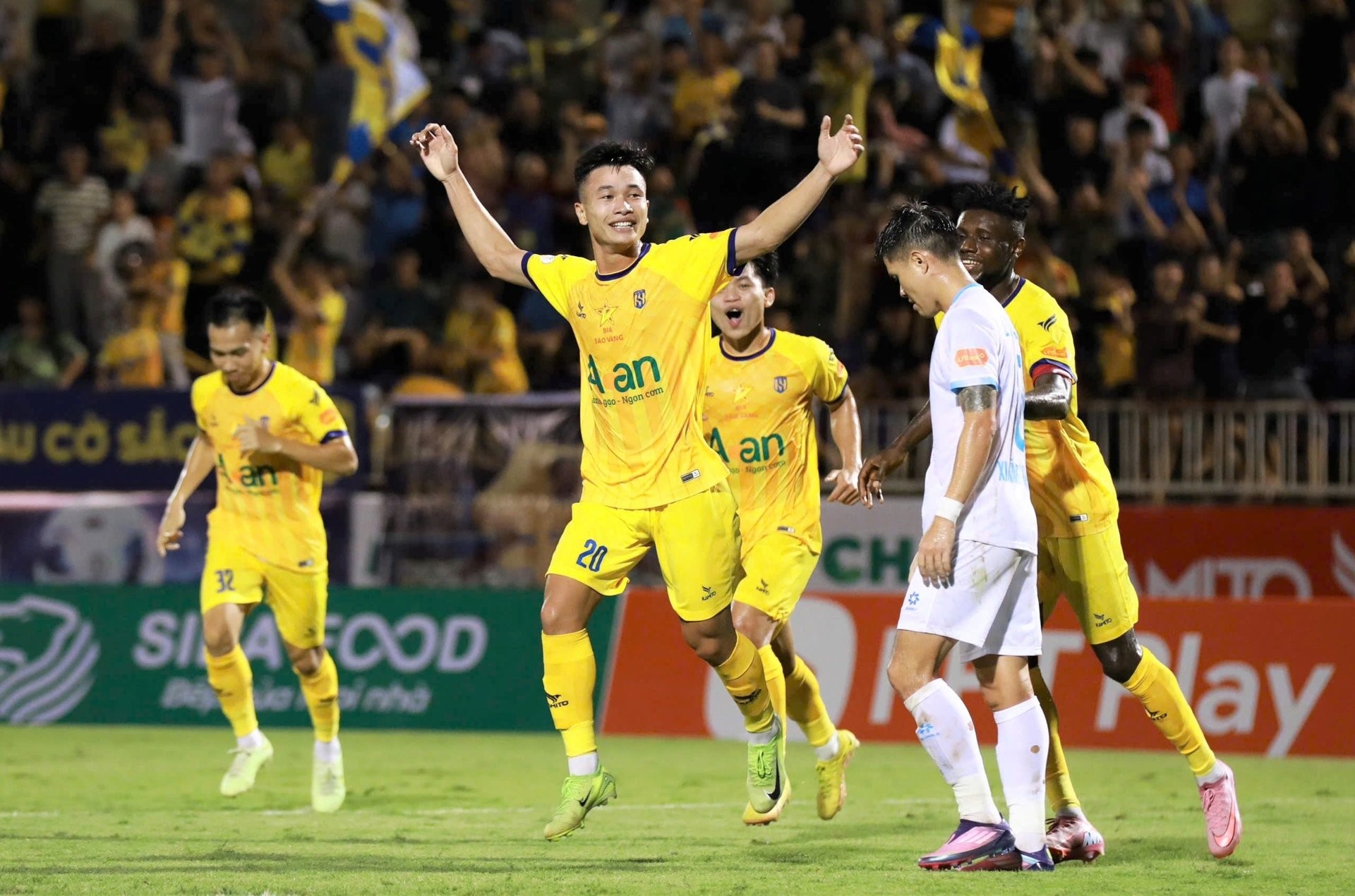 Sông Lam Nghệ An lội ngược dòng đánh bại Thép Xanh Nam Định trên sân Vinh