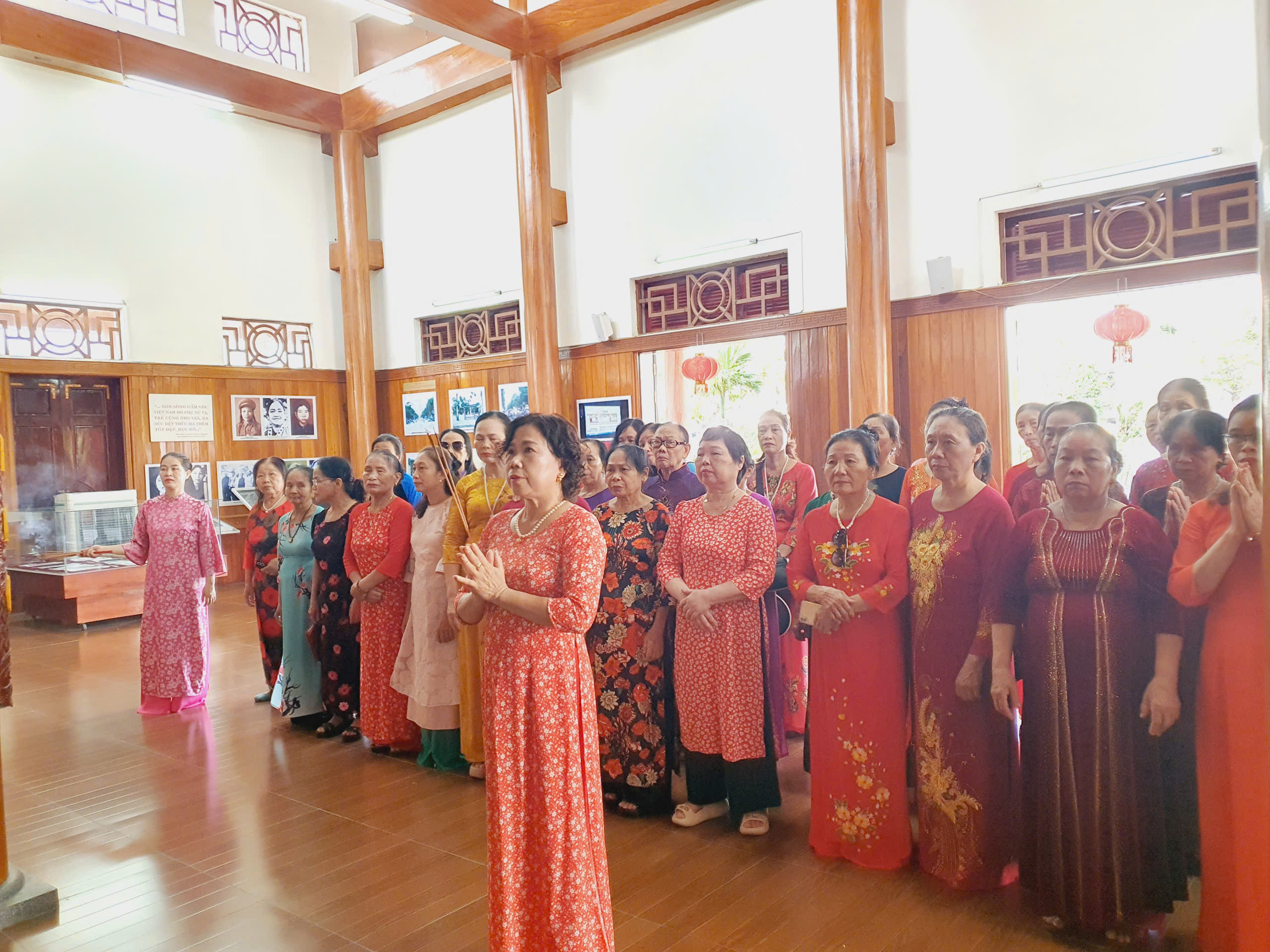 Hơn 1.000 cán bộ, hội viên phụ nữ dâng hương tưởng niệm đồng chí Nguyễn Thị Minh Khai