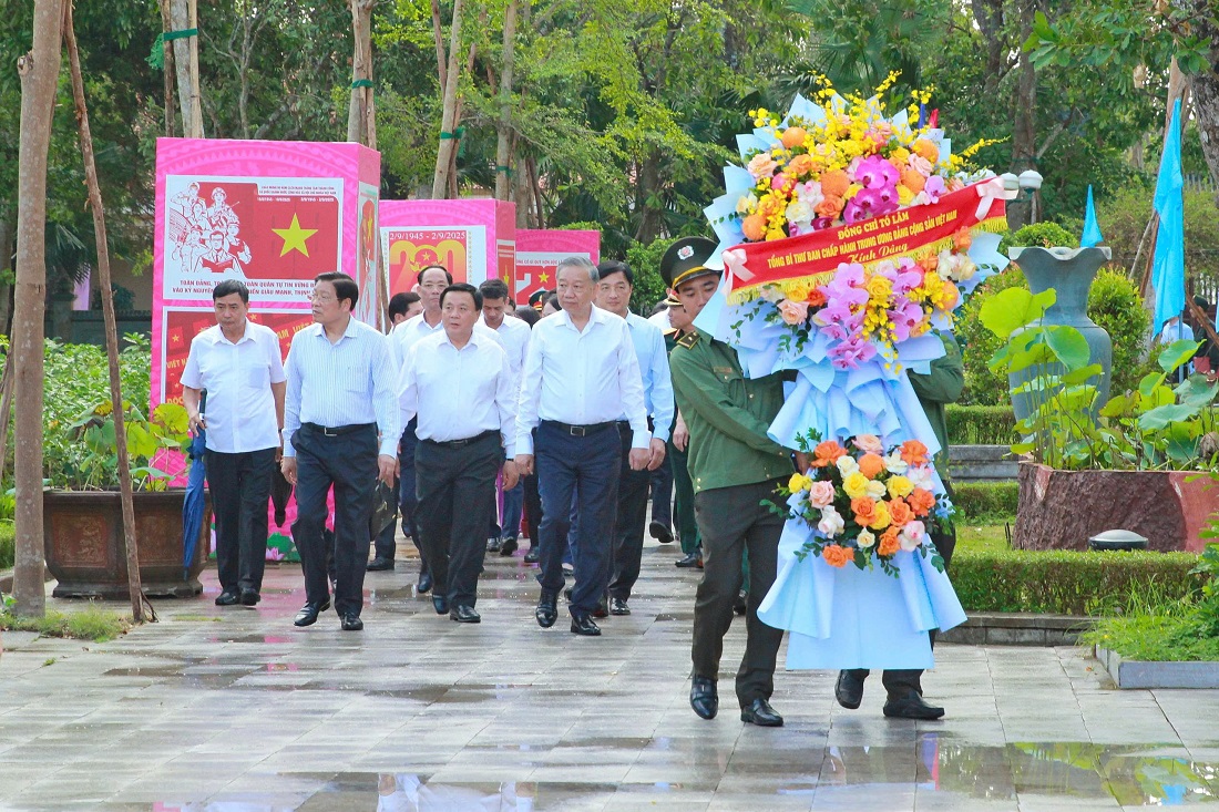 Tổng Bí thư Tô Lâm dâng hoa, dâng hương tại Đền Chung Sơn - Đên thờ gia tiên Bác Hồ và Khu Di tích Quốc gia đặc biệt Kim Liên, Nghệ An
